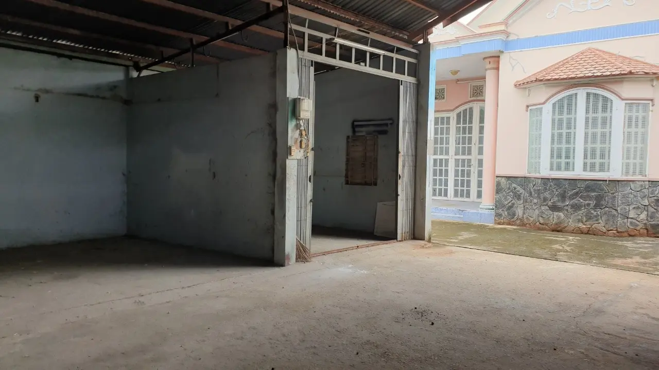 Bán gấp nhà + kho DT 300m2 (10x30) hẻm Tân Xuân 1, gần UBND xã Tân Xuân