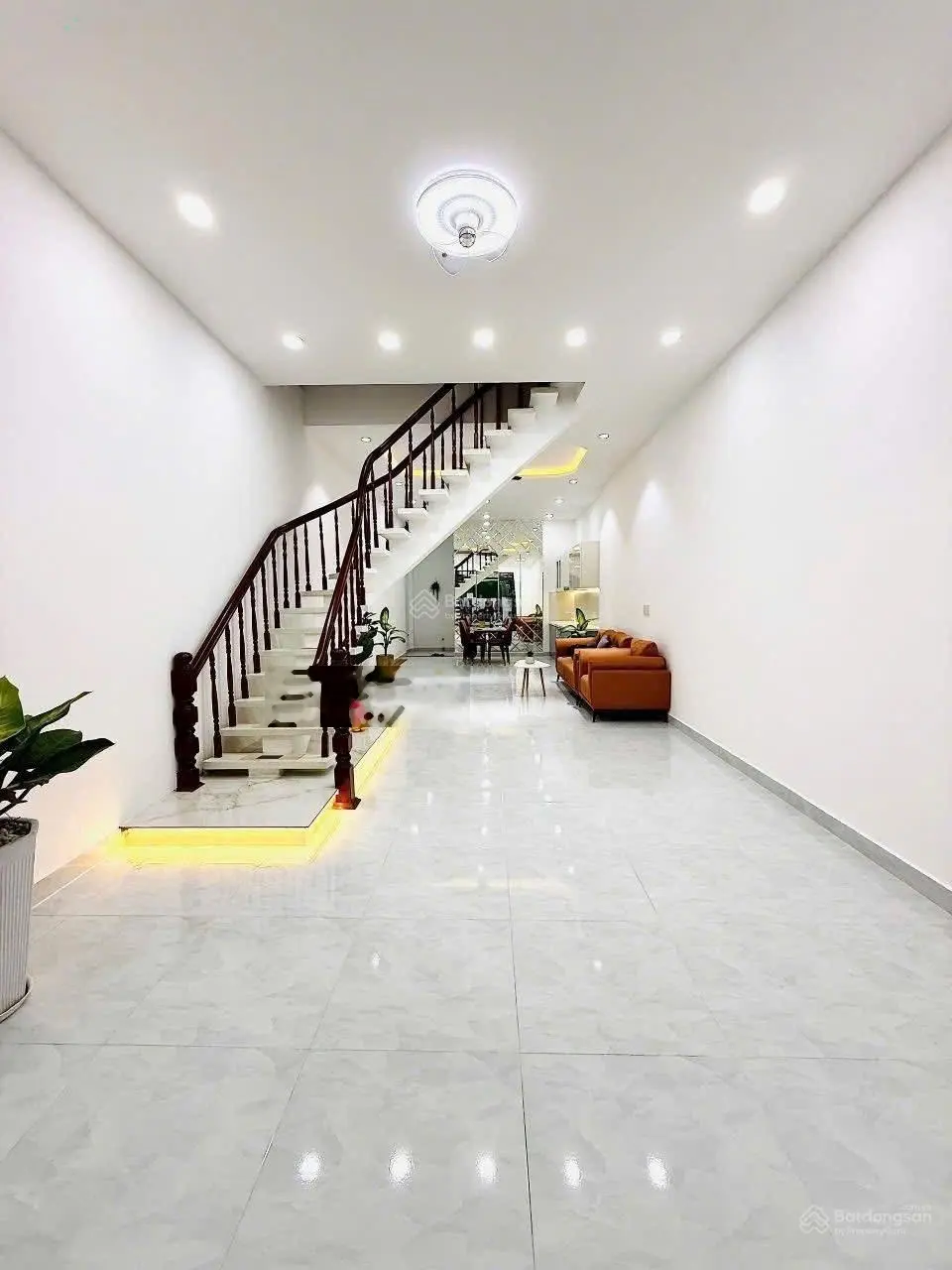 Nhà đẹp đường Hồ Bá Phấn DT 92m2 sát trường Ngô Thời Nhiệm đang cho thuê 15tr/tháng dân cư đông đúc