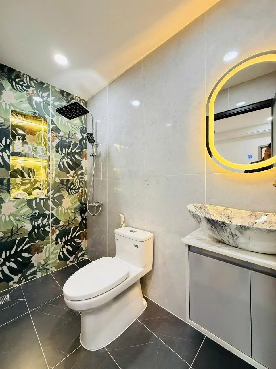 Bán nhà đẹp 1 sẹc thẳng, sát mặt tiền Đ. Nguyễn Tư Giản, 3PN, phòng thờ, 5WC, trệt lửng 2 lầu, P.12