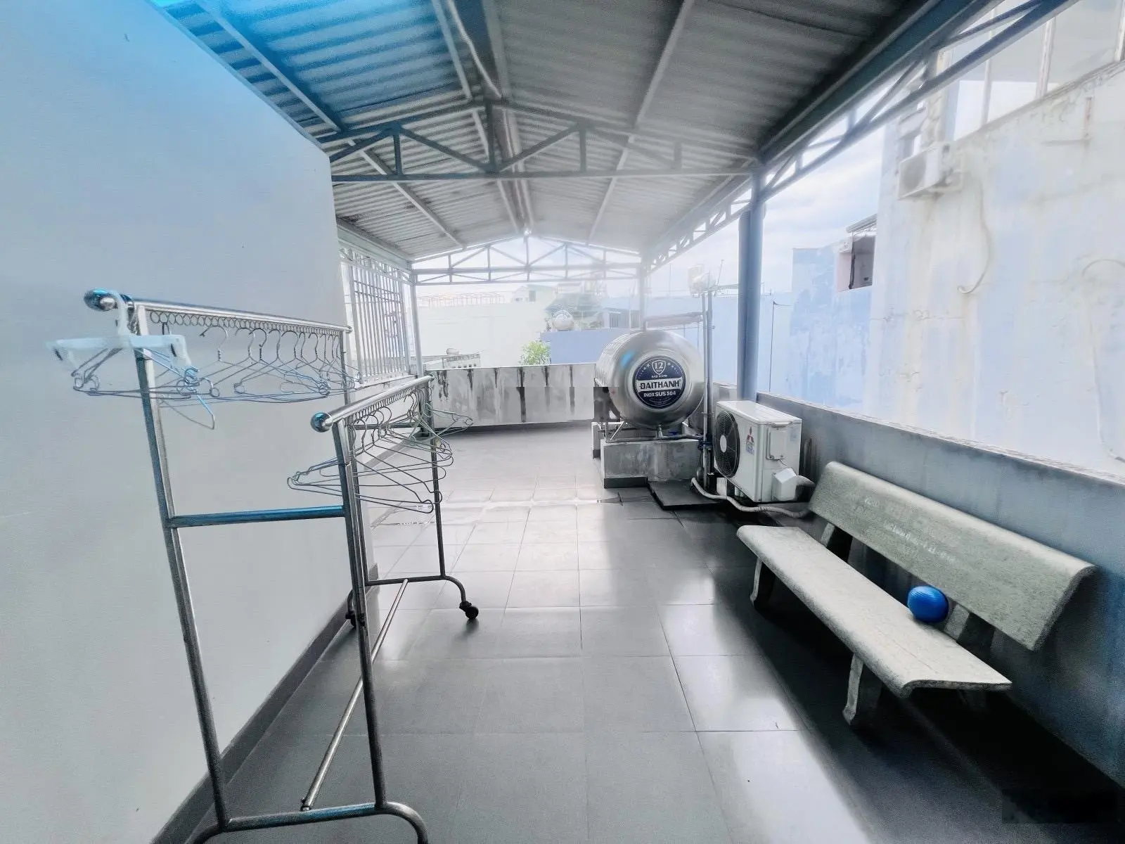 Nhà đẹp 4 tầng ngay Hồng Lạc, 37m2 nở hậu 4.2m, hẻm rộng thông tứ tung, Chỉ 5tỷ6 siêu hiếm