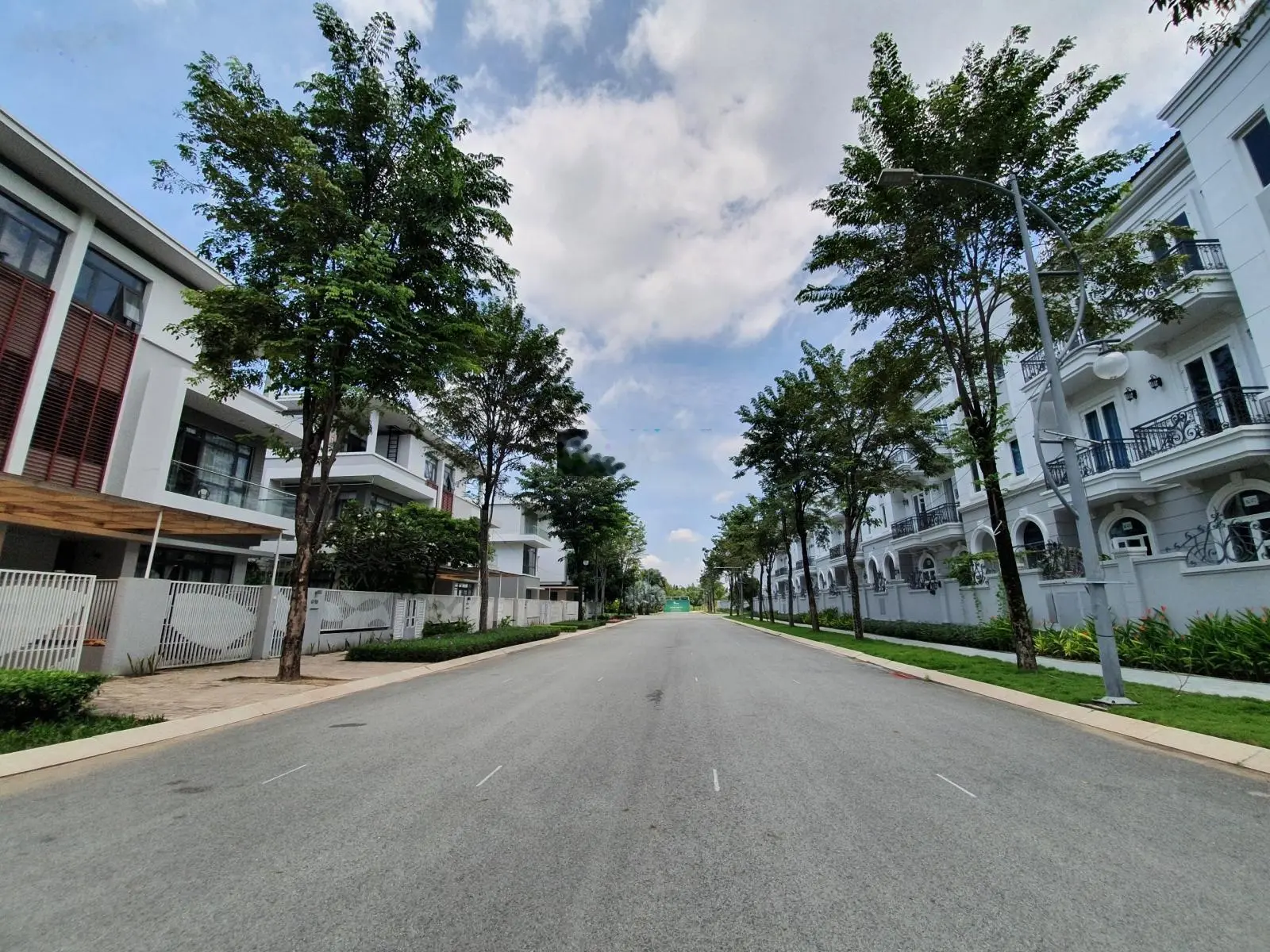Bán nhà biệt thự Phố Đông Village, DT 9,5x20m, hướng Đông Nam, trệt + 2 lầu, sổ hồng
