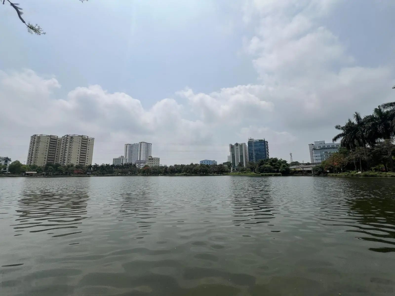 Bán nhà bên hồ, phong thuỷ hồ nước rất tốt, 72m2, mặt tiền 5,2m, ô tô, vỉa hè, Giá 20,3 tỷ.