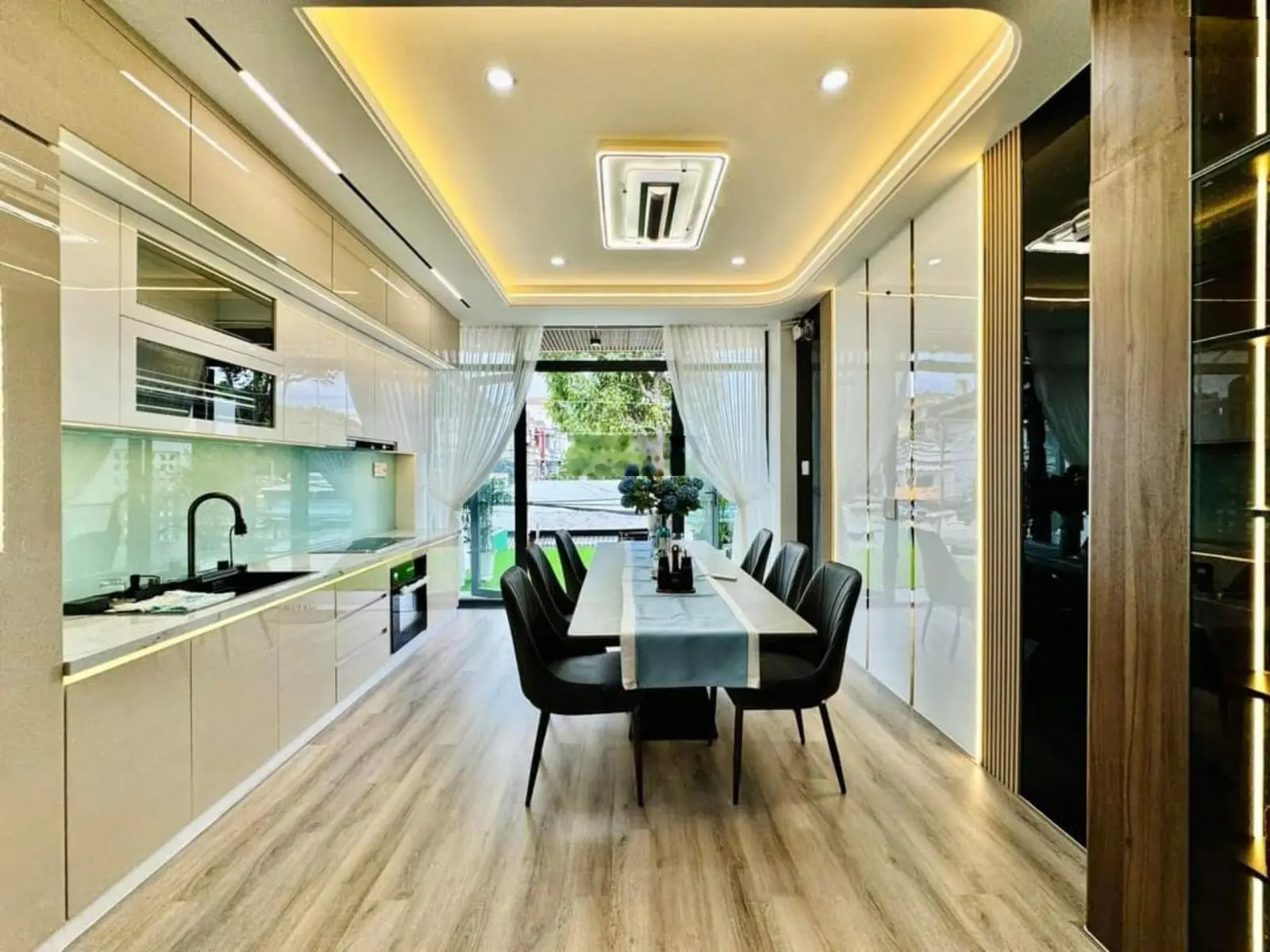 Vỡ Hụi Bán Nhanh Nhà MT Lê Hồng Phong. Q 10. DT 5x25m. KC 5 Tầng. HĐT 180 triệu. Giá 31 tỷ