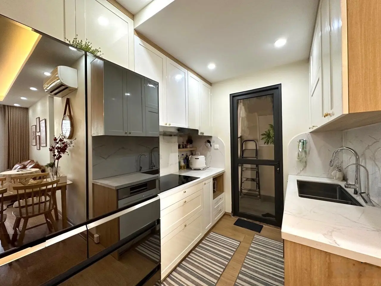Bán 3 phòng ngủ đẹp, ban công ĐN view hồ tòa C7 Vincom - Vinhomes D'Capitale Trần Duy Hưng