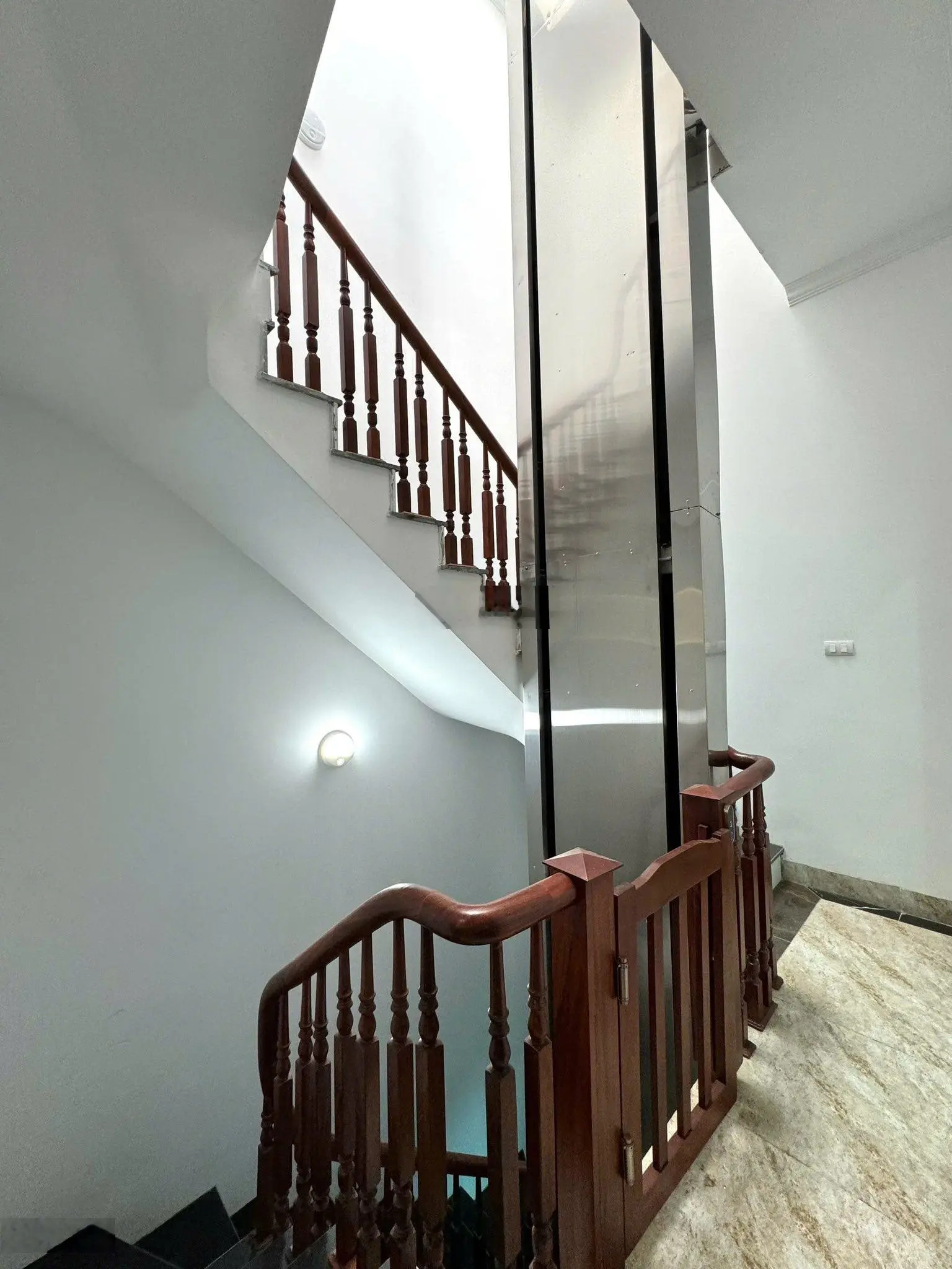 Bán nhà riêng tại Lê Trọng Tấn, 9,5 tỷ, 33m2,sử dụng 49m, 4PN + 4WC,ô tô vào tận cửa, Thang Máy xịn