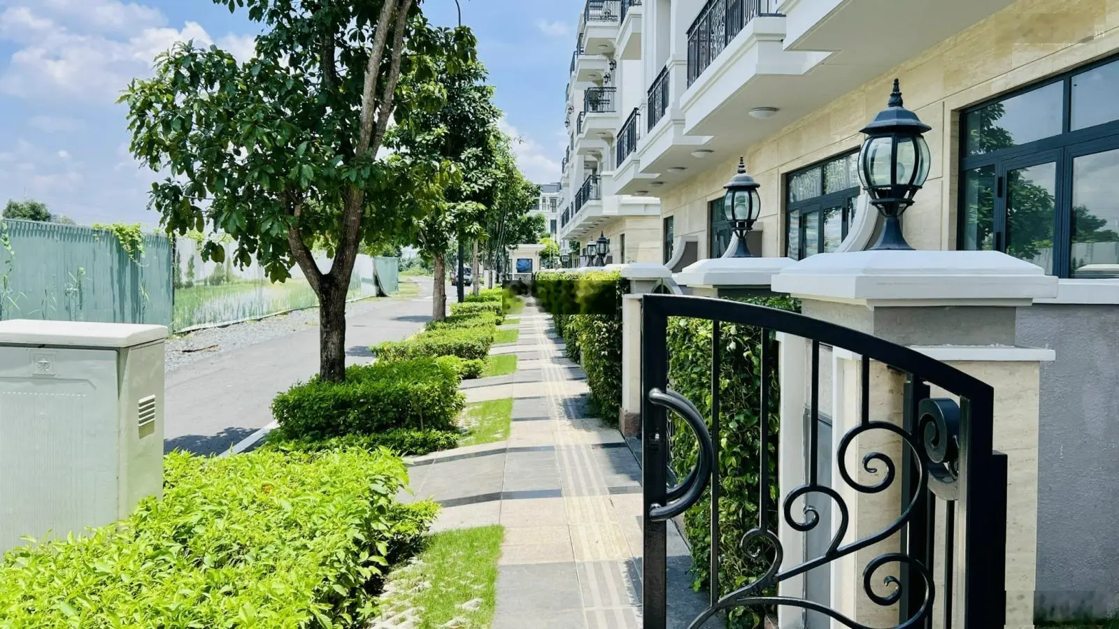 Nhà liền thổ Khang Điền sang trọng compound có sổ hồng giá gốc CDT giảm sốc 2,6 tỷ