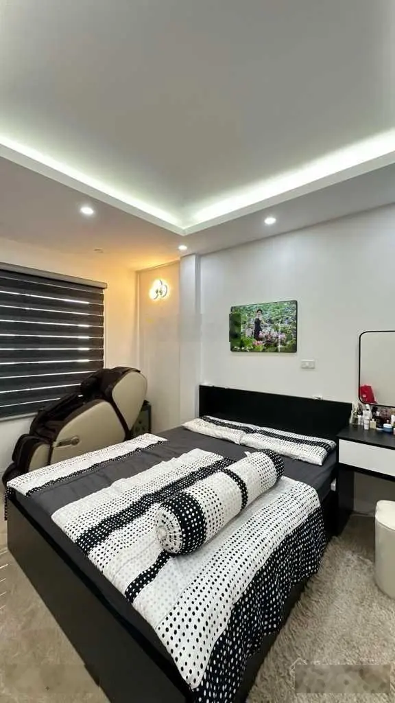 Bán Nhà Lạc Long Quân-Ô Tô Đỗ Cửa-52m-Ở Ngay