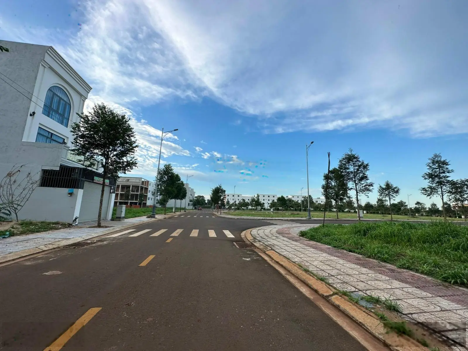 Bán 2 lô liền kề KĐT Ân Phú đường 13,5m view hoa viên trung tâm