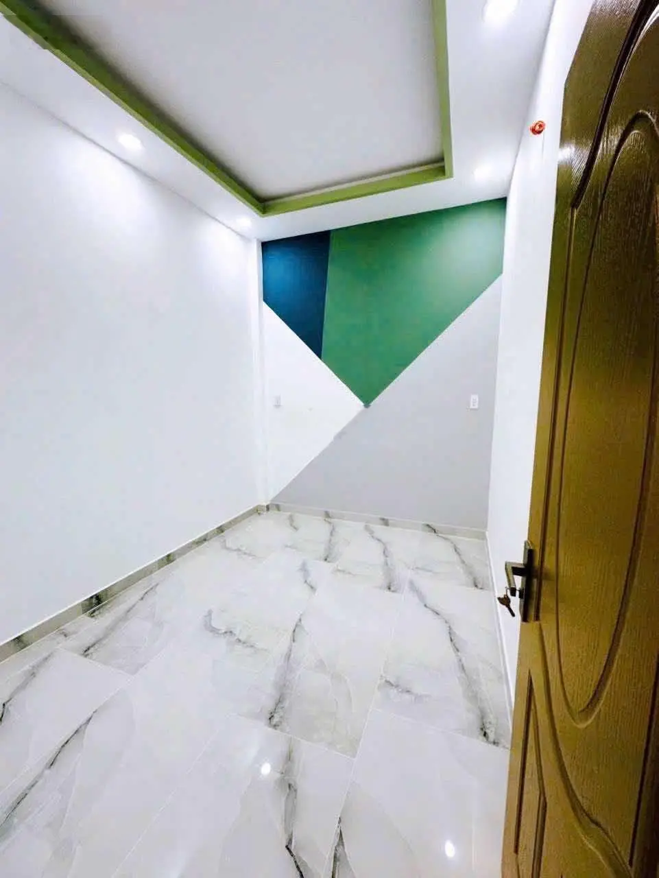 Nhà lung linh 3 tầng - 35,7 m2 (5,7 x 5,4) - Tôn Đản. 5,3 tỷ