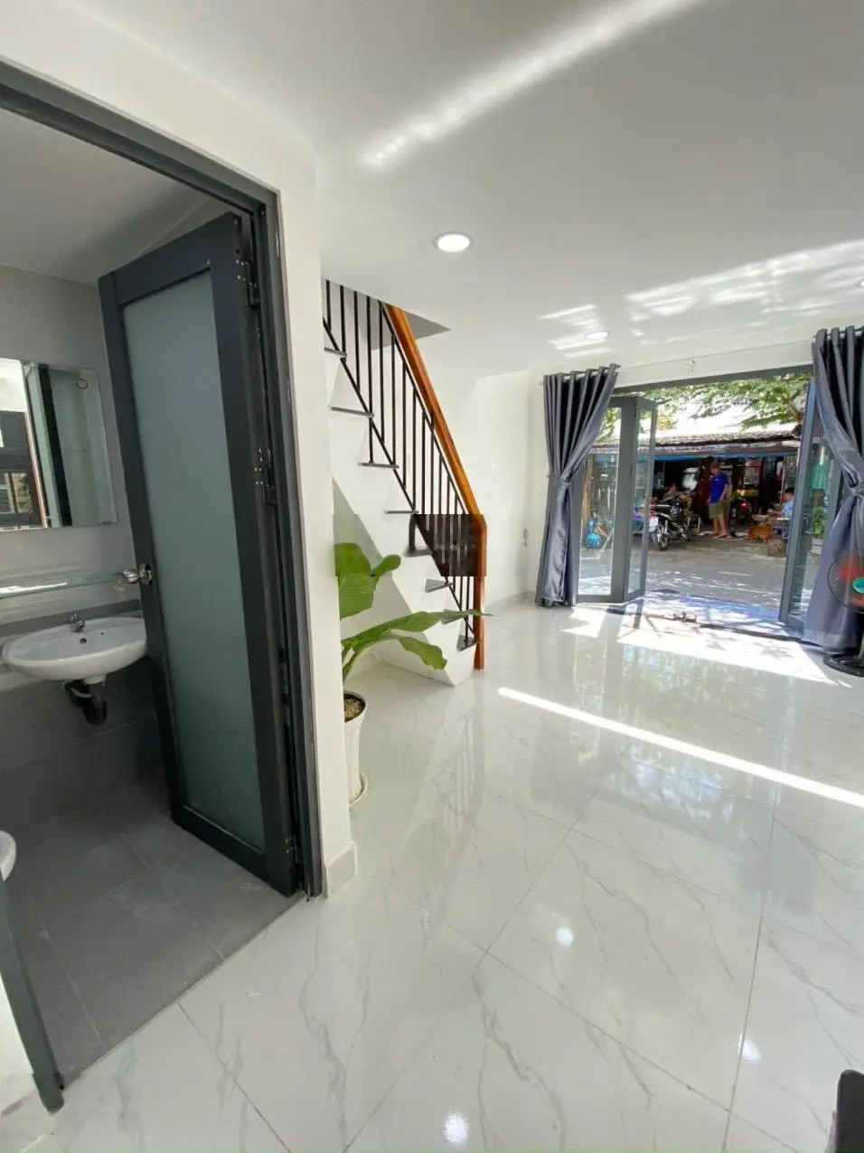 Bán gấp căn nhà đường Phạm Văn Bạch, phường 15, Quận Tân Bình, 1 trệt 2 lầu giá 3tỷ100tr
