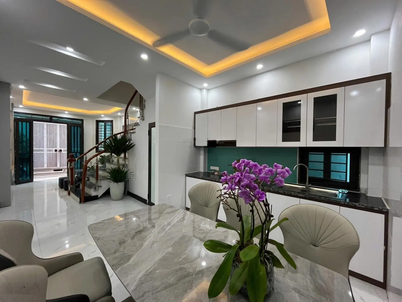 Cực sốc! Bán nhà Vũ Tông Phan - 42m*5T*4.5MT - Ô tô đỗ cổng - Nhà Mới - Ngõ nông rộng - Chỉ hơn 6T