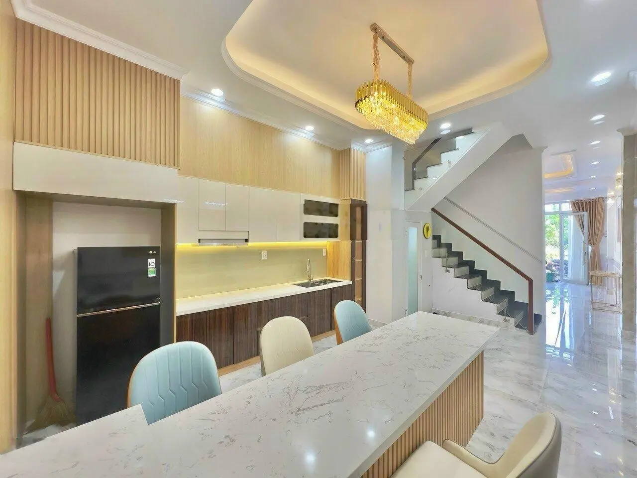 Bán nhà mặt tiền Cao Đạt, Phường 1, Quận 5. DT (6.6x12m) 4 tầng, giá chỉ 19 tỷ