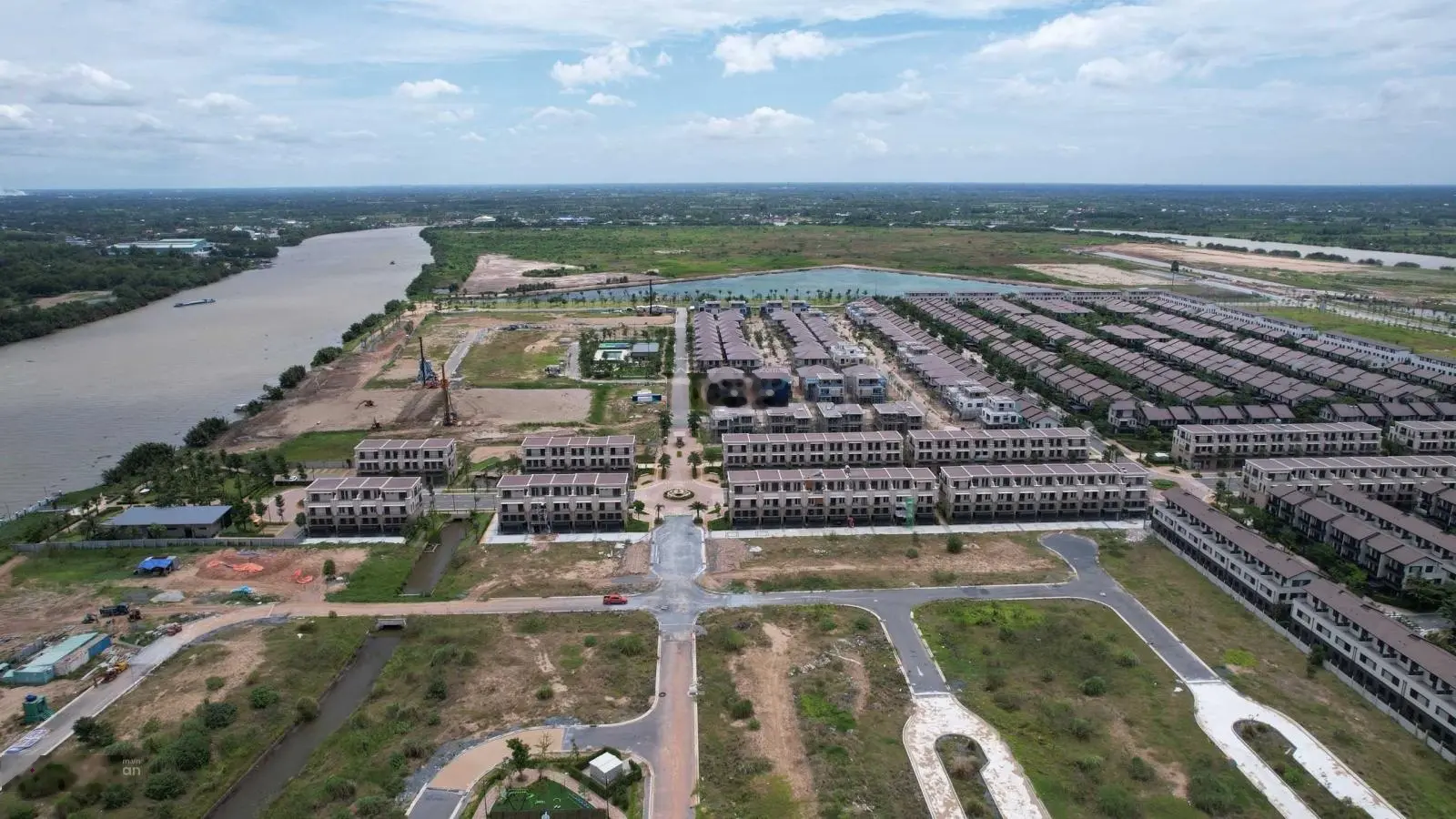 Cần bán căn biệt thự đơn lập (225m2) khu Rivera giá tốt trên thị trường, hướng nhìn về Sông Vàm Cỏ