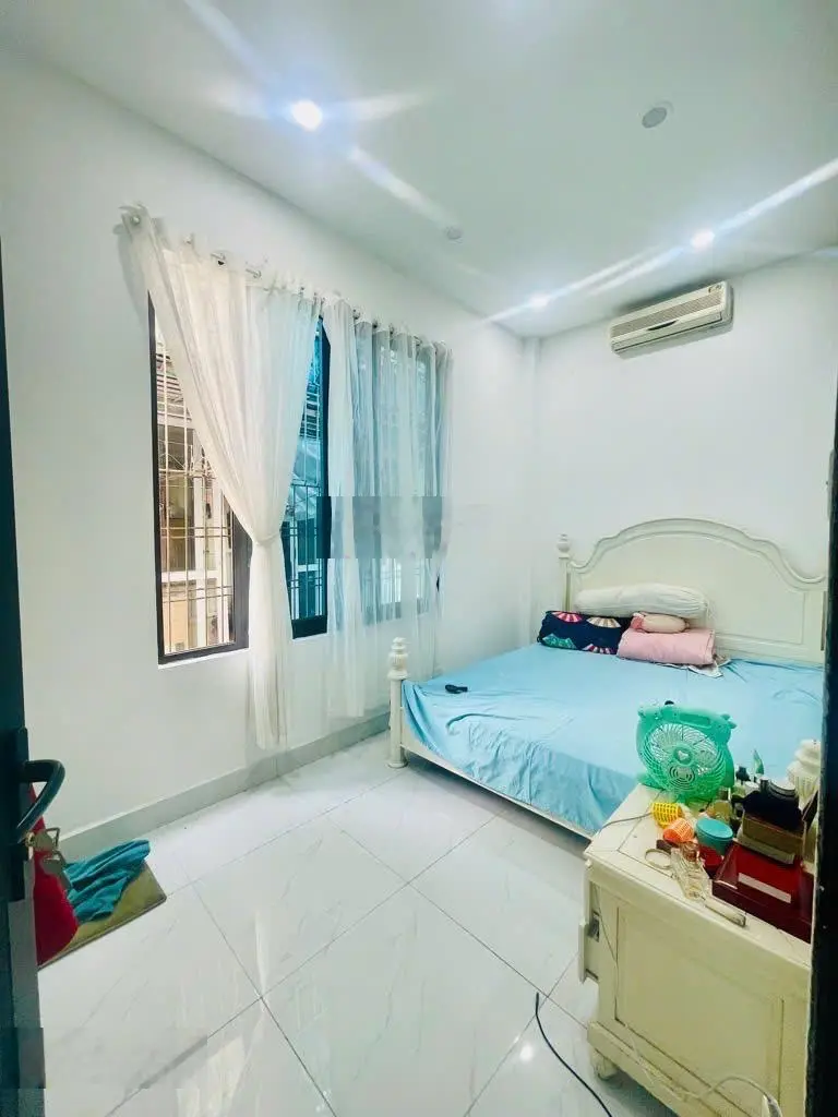 Nhà đẹp Vạn Kiếp - Hai Bà Trưng giá chỉ nhỉnh 6 tỷ sổ đỏ vuông vức DT 40m2 5 tầng. LH 0979 389 ***