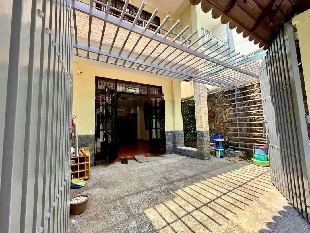 Nhà Trệt Lầu gần Nhà Thờ Fatima, Đại Học Luật- Hiệp Bình Chánh Thủ Đức. Đầy đủ tiện ích, có sân.