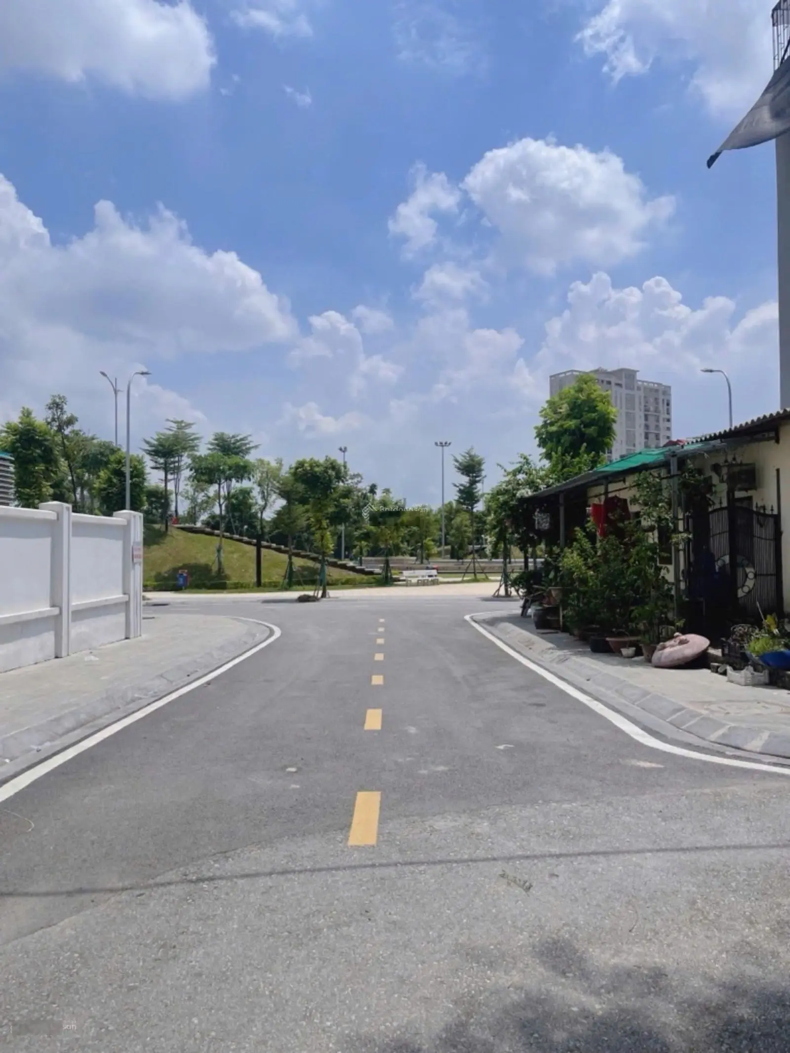 Khu dân cư víp phân lô Ngọc Thụy, nhà mặt tiền kinh doanh vỉa hè đá bóng. Dòng tiền ổn định