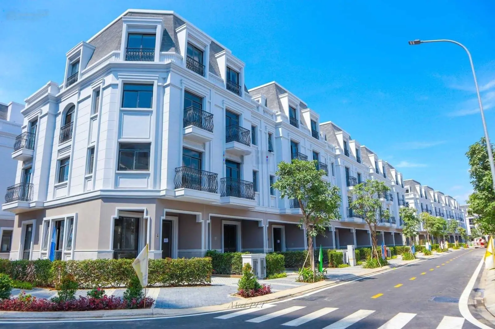 Bán gấp căn nhà phố góc 2 mặt tiền 160m2 Amelie Villa Phú Mỹ Hưng, chênh lệch nhẹ có thương lượng