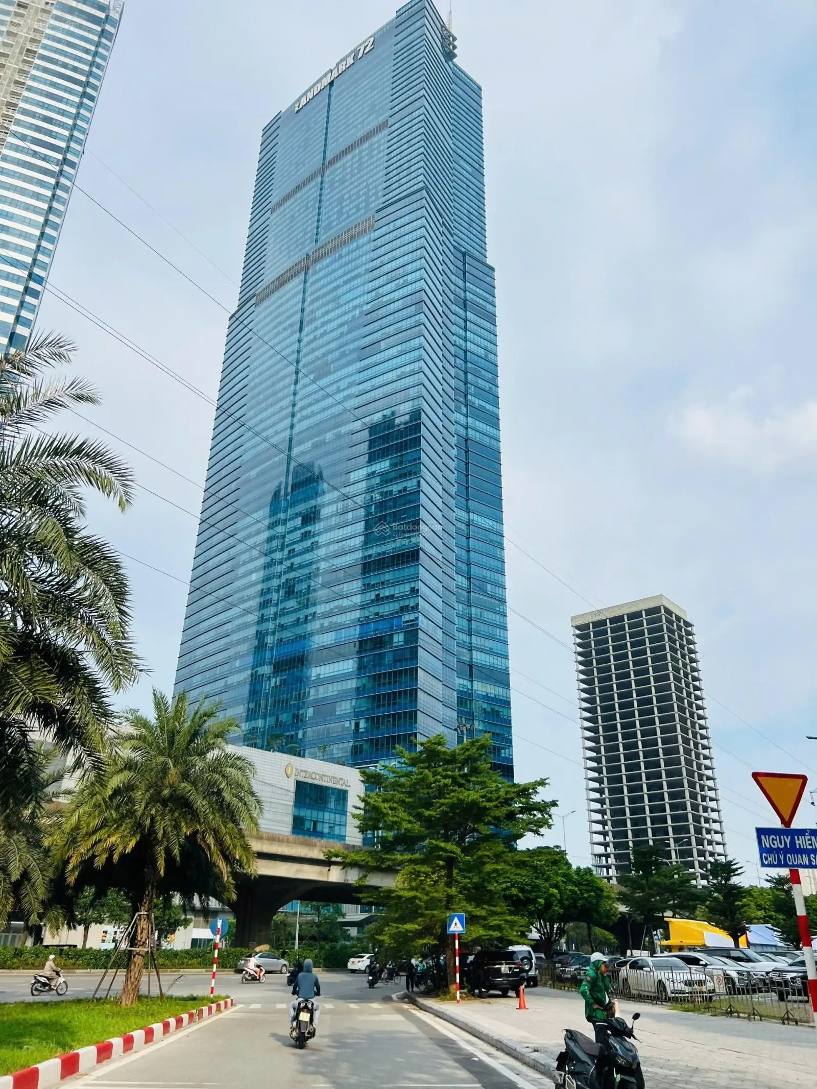 Siêu vip, bán tòa nhà mặt phố Quận Cầu Giấy, 300m2, 9 tầng, thang máy, mới xây, dòng tiền