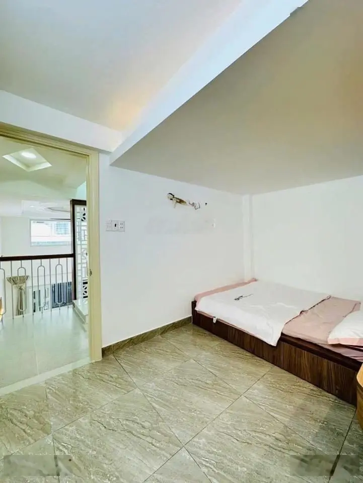 Nhà ngộp bán lỗ 300tr đường Nguyễn Văn Mại 46m2 cách sân bay 2p, giá chốt