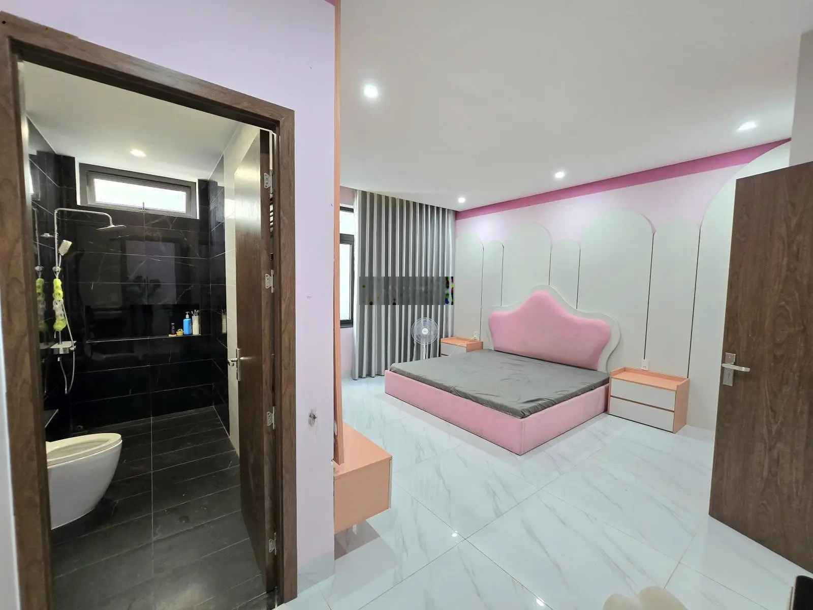 Bán nhà 5 tầng biển Mỹ Khê giá chỉ hơn 12 tỷ, thiết kế rất đẹp dòng tiền thuê đến 40 triệu.