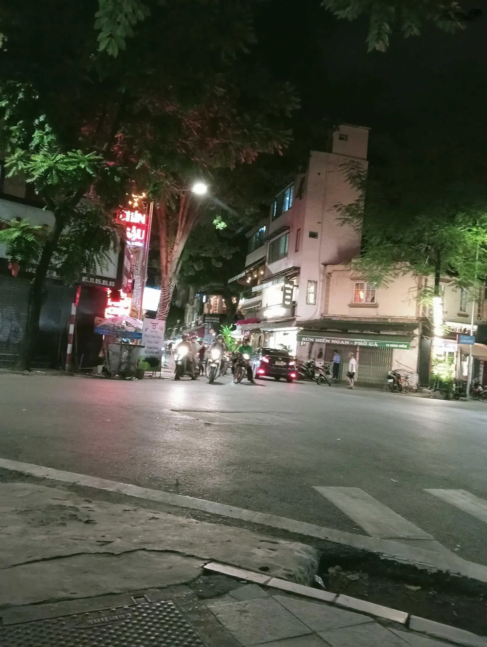 Bán Nhà Mặt Phố Vân Hồ 2 DT 30m cấp4 MT 5m, Giá 6 tỷ, gần Công Viên Thống Nhất..