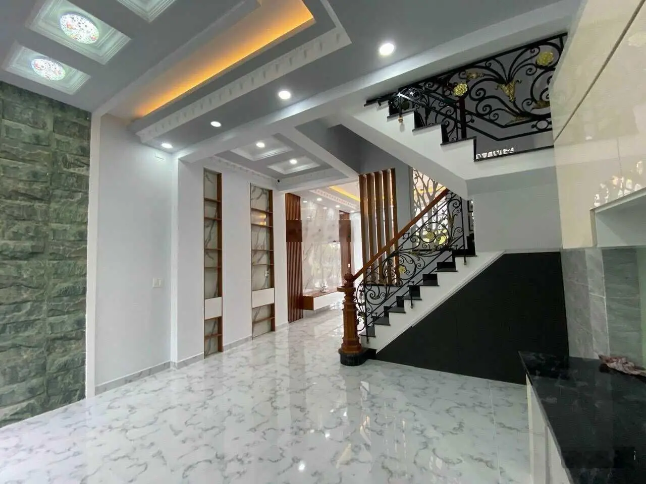 Bán căn nhà đẹp như mơ 1 trệt 2 lầu nằm mặt tiền đường nhựa Bình Chuẩn, diện tích 120m2, Thuận An