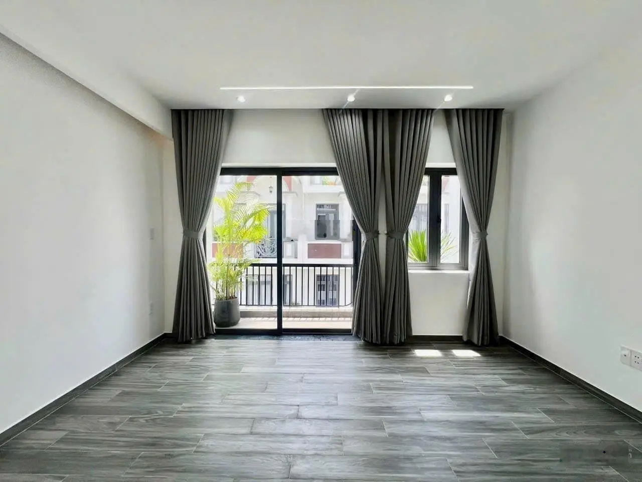TẶNG FULL NỘI THẤT CAO CẤP NHƯ HÌNH cho căn nhà phố 3 LẦU. (Xe hơi đỗ trong nhà)