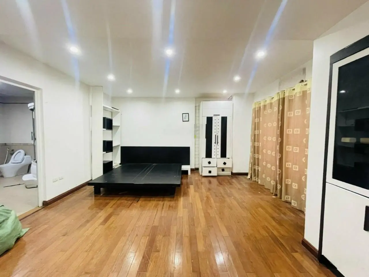 Bán gấp Nhà riêng phố Tây Sơn 45m 4Tg MT 7m hơn 10 tỷ ÔTô Đỗ cửa lô góc KD văn phòng.