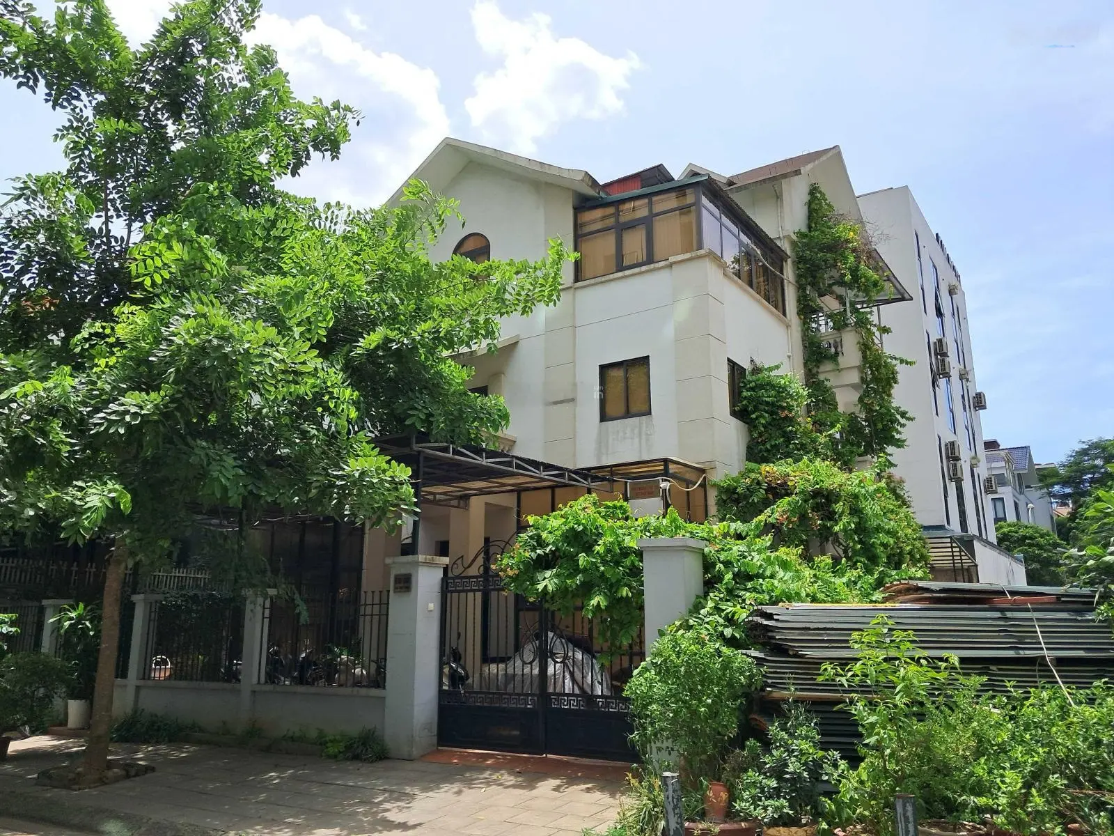 Bán biệt thự KĐT Dịch Vọng, Cầu Giấy, diện tích, 326m, 1 hầm, 4 nổi, lô góc cực thoáng sáng, giá TL