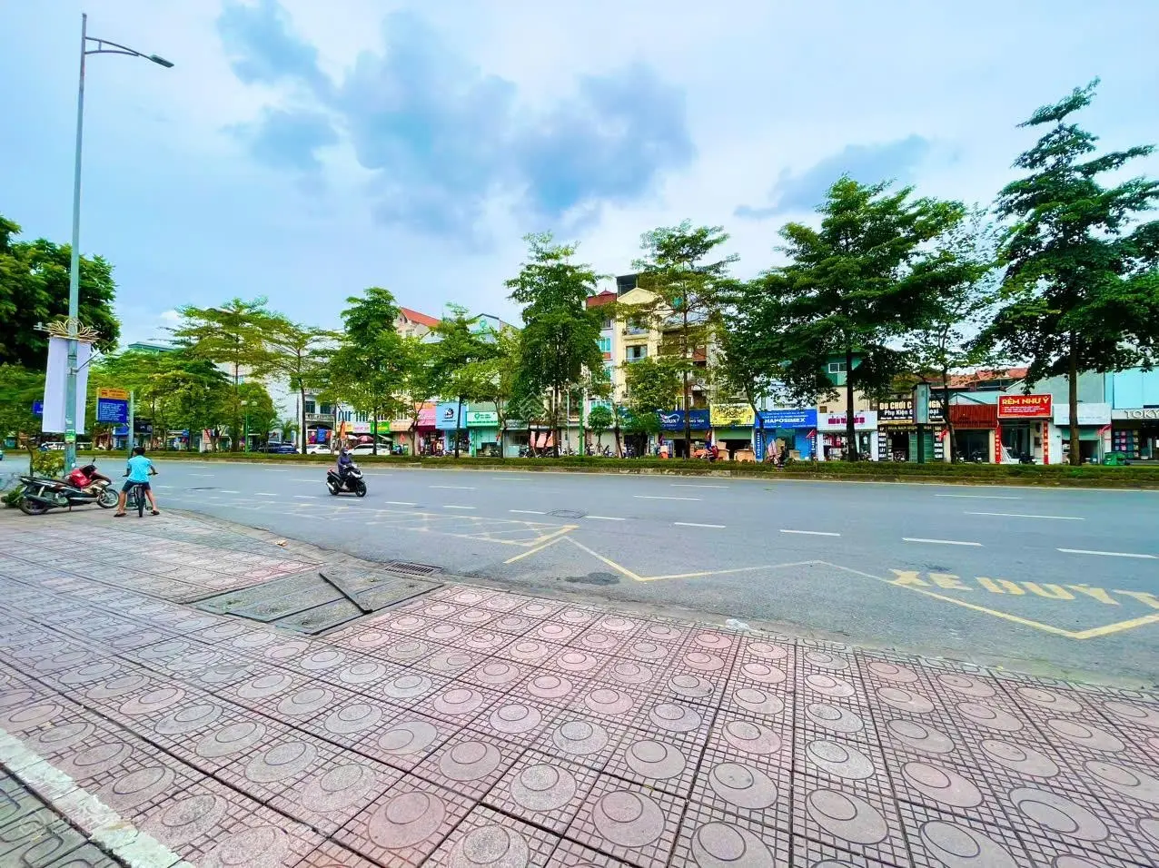 Bán nhà mặt phố ngô gia tự, long biên, dt 290 m, giá 53 tỷ 3, trung tâm phố, kinh doanh sầm uất