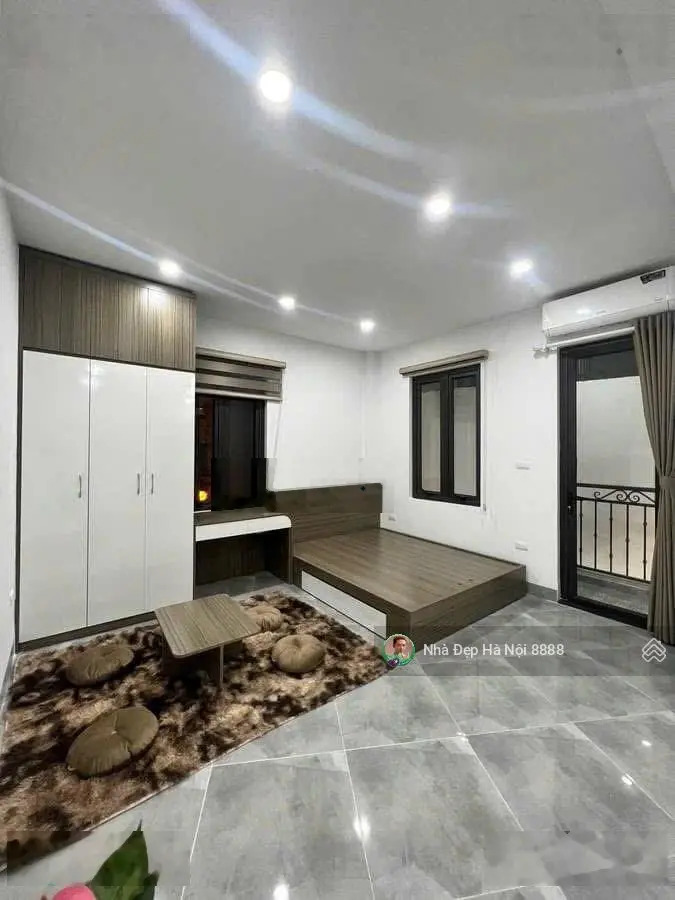 Chỉ cách hồ 20m một căn nhà mới xây kiêu hãnh vươn lên giữa lòng phố 6 tầng, thang máy mặt tiền 4m
