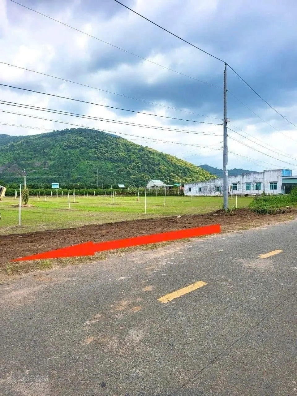 Kẹt tiền tôi cần bán gấp 330m2 đất đường lộ 12A, dân đông, cách UBNNX 500m Núi Bà 1.5km giá 375tr