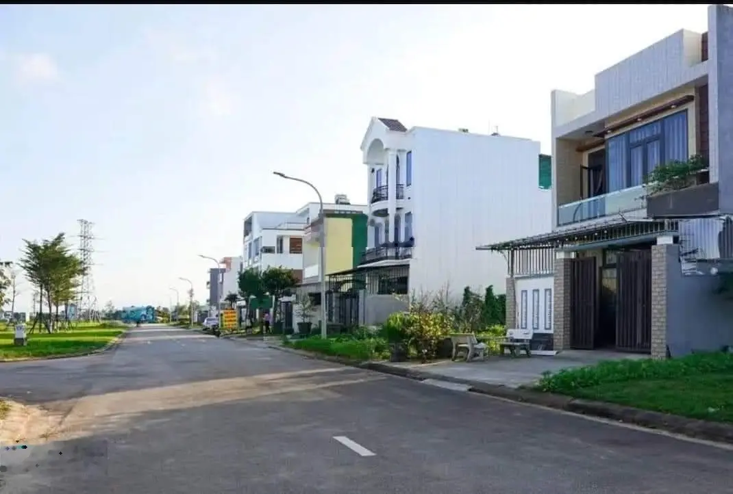 Sở hữu lô hướng Đông sạch đẹp, trục đường lớn, vỉa hè 5m, giá cực rẻ