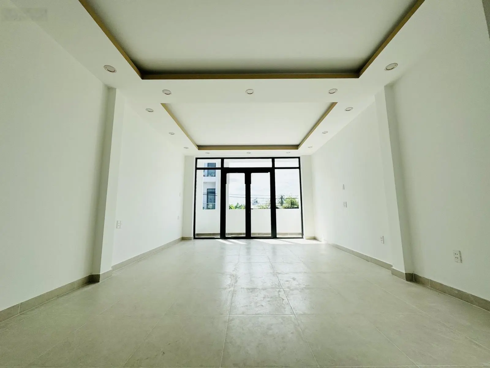 Nhà mới Hướng Đông Nam mát mẻ. Mặt tiền đường 8m có vỉa hè. Cách Nguyễn Duy Trinh chưa tới 100m