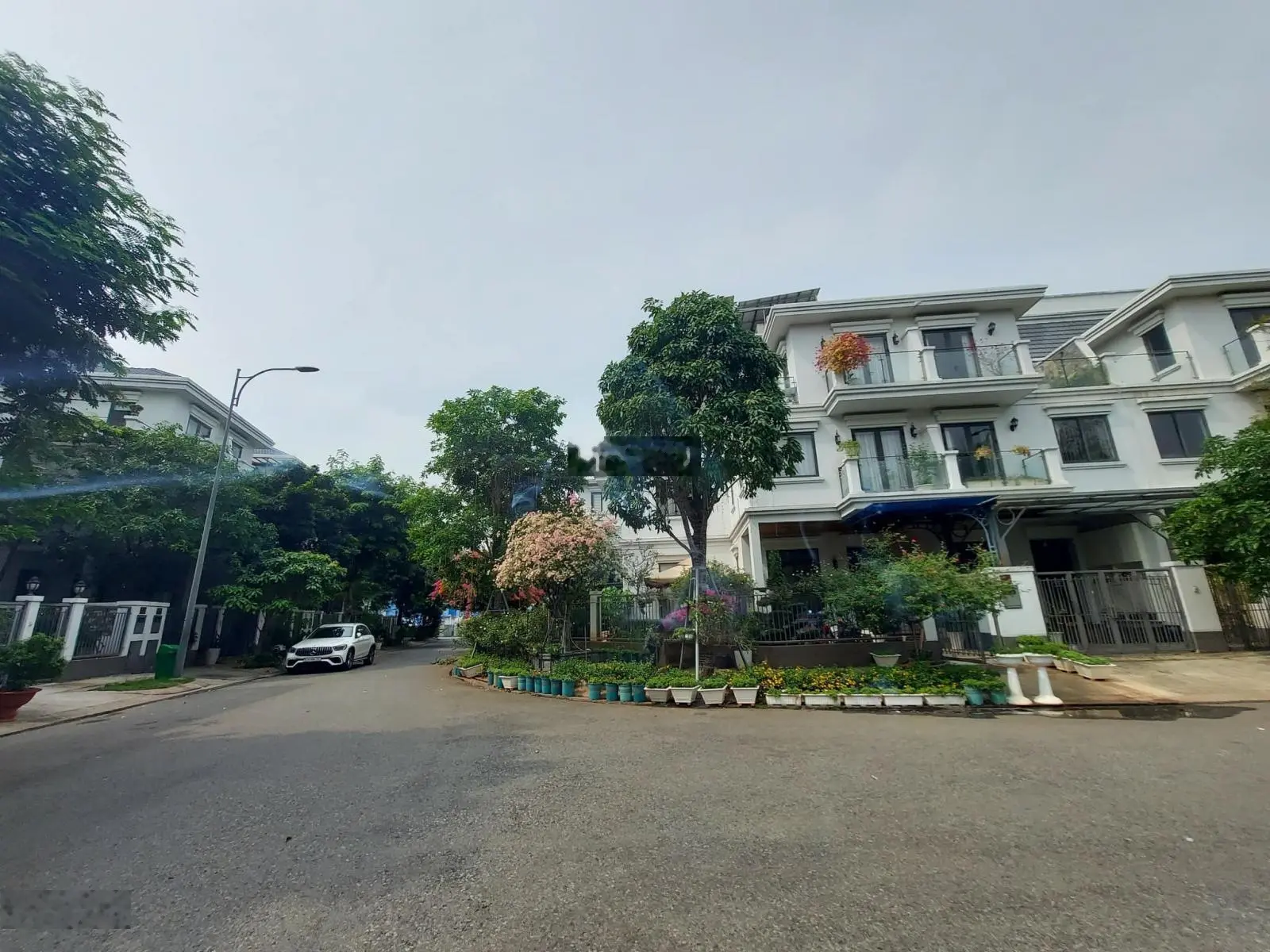 Chính chủ ngộp bank bán gấp biệt thự Q2, tặng nội thất, 266m2, 4T, chỉ 35 tỷ, bảo vệ 24/24