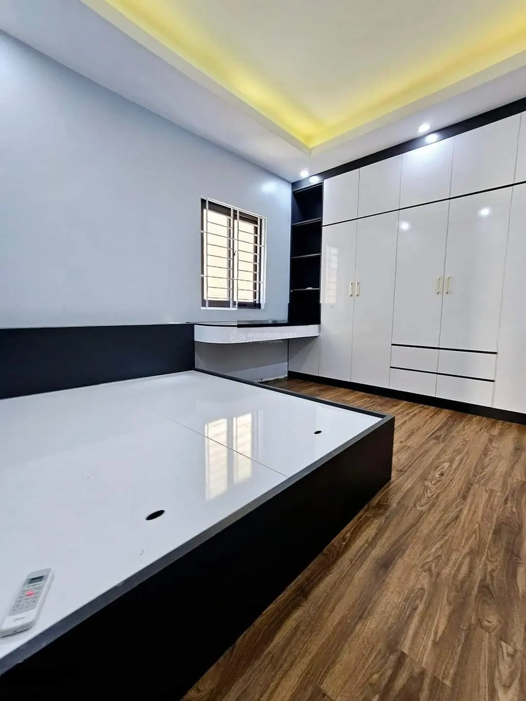 Bán nhà gần Ciputra, Tây Hồ. DT 60m2 x 8T, MT 4m. Ô tô 5 chỗ vào nhà, đường ô tô tránh. Kinh doanh