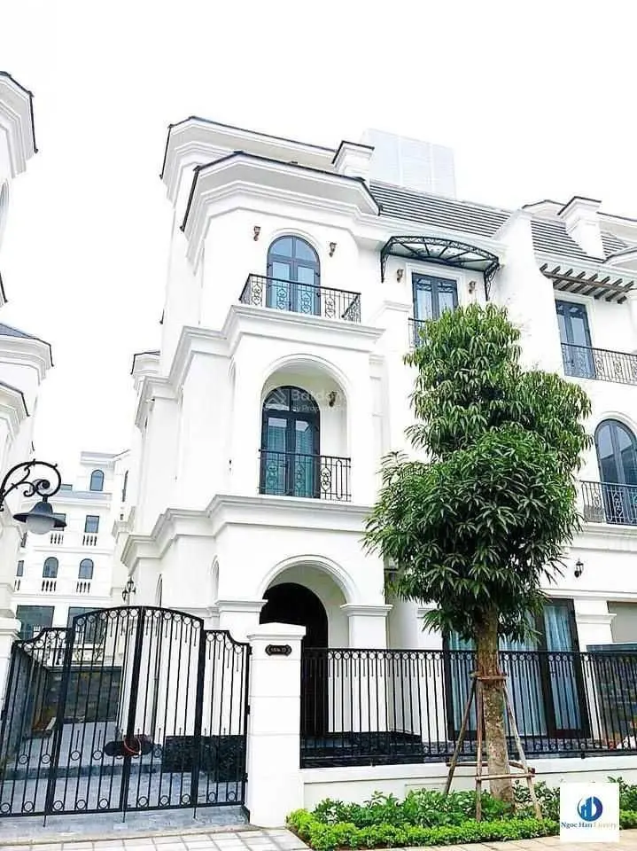 Bán biệt thự, DT 130m2, 4T, full đồ, cạnh hồ 24,5ha. Giá 25,5 tỷ