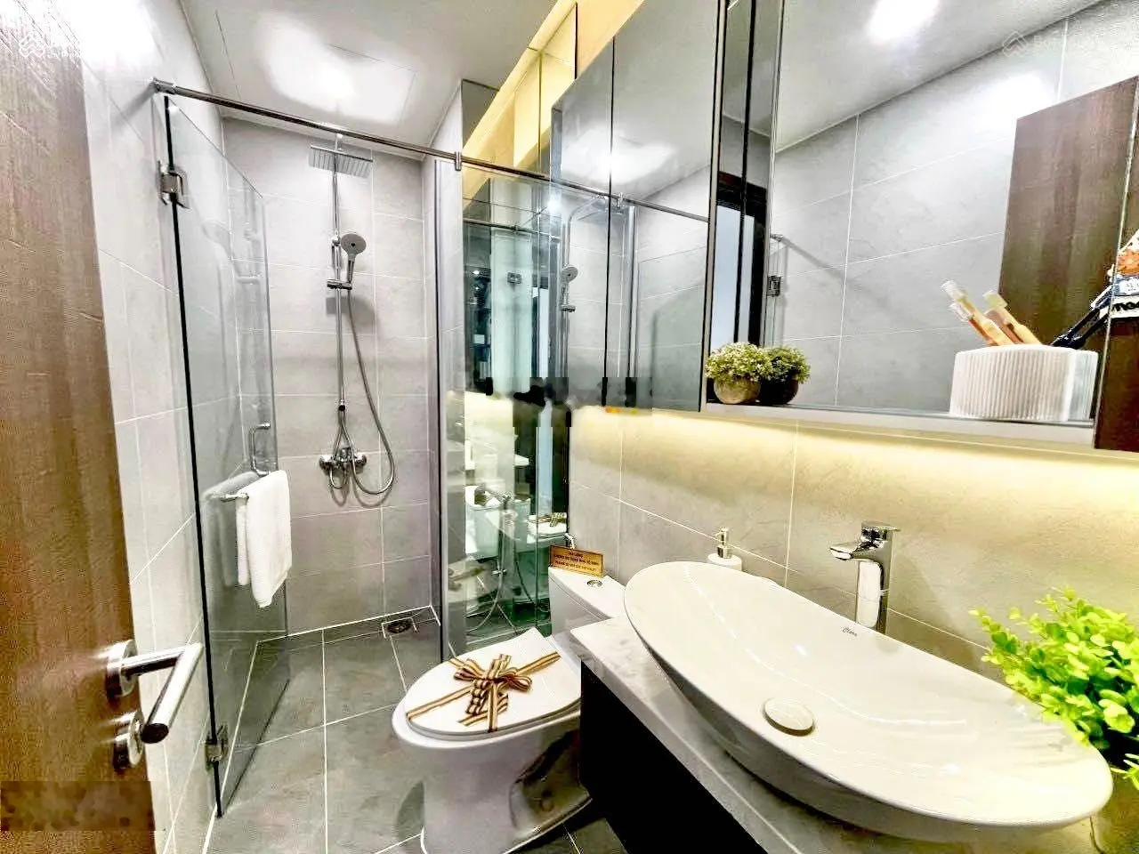 Bán nhà phố đẹp 1 trệt, 2 lầu, 3 PN, 3 WC và sân vườn đường DT743 giá 3 tỷ 3 TL