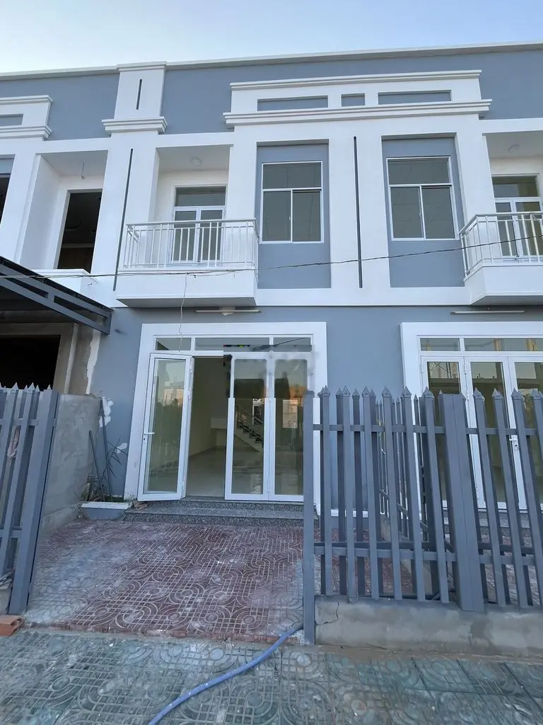 Nhà mặt tiền lộ 17m, cách chợ 50m, cách công viên nước 150m