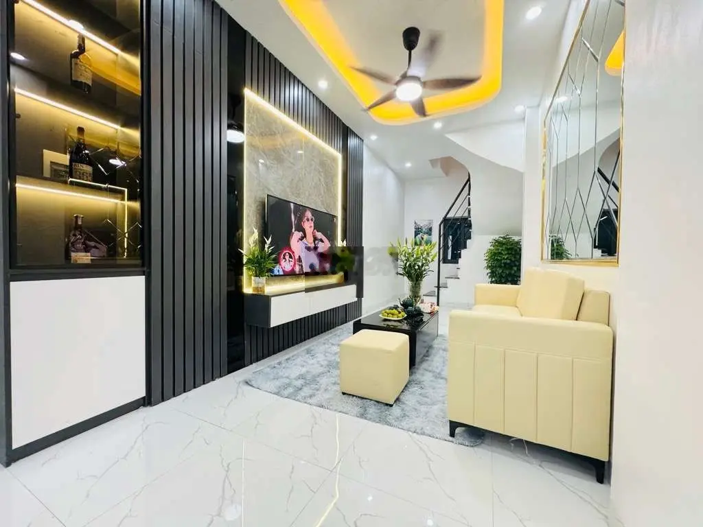 Bán nhà 30m2 Hoàng Văn Thụ, 3.979 tỷ, 2 thoáng, gần ô tô, nội thất đẹp