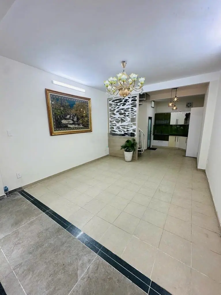 Bán gấp nhà riêng CMT8, Quận 10, 38m2, 2 tầng mới đẹp, hẻm xe hơi đỗ cửa, chỉ nhỉnh 6 tỷ