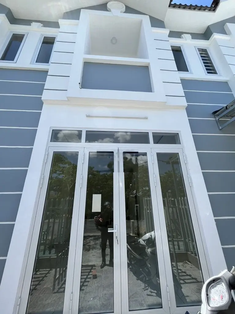 căn nhà xây sắp hoàn thiện - chuẩn bị hoàn thiện - trong khu dân cư