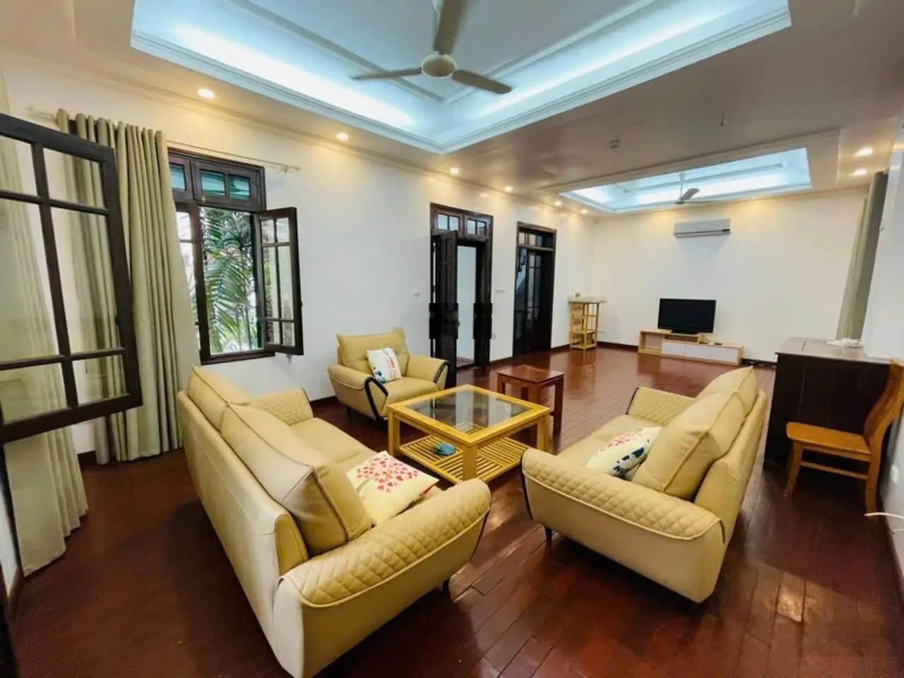 Biệt thự sân vườn. Gara ô tô, bể bơi kiểu Pháp phố Tô Ngọc Vân. DT: 160m2 4T. MT: 15m. Giá: 52tỷ