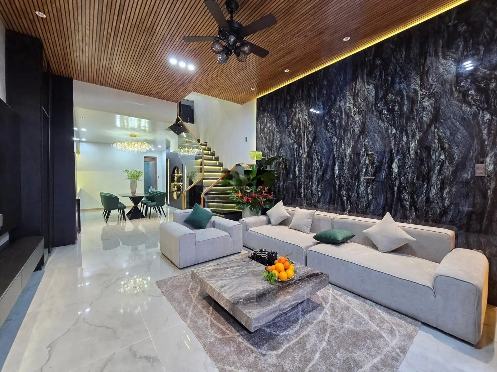 Nhà 3 tầng mt đường chúc động hoà minh.lc