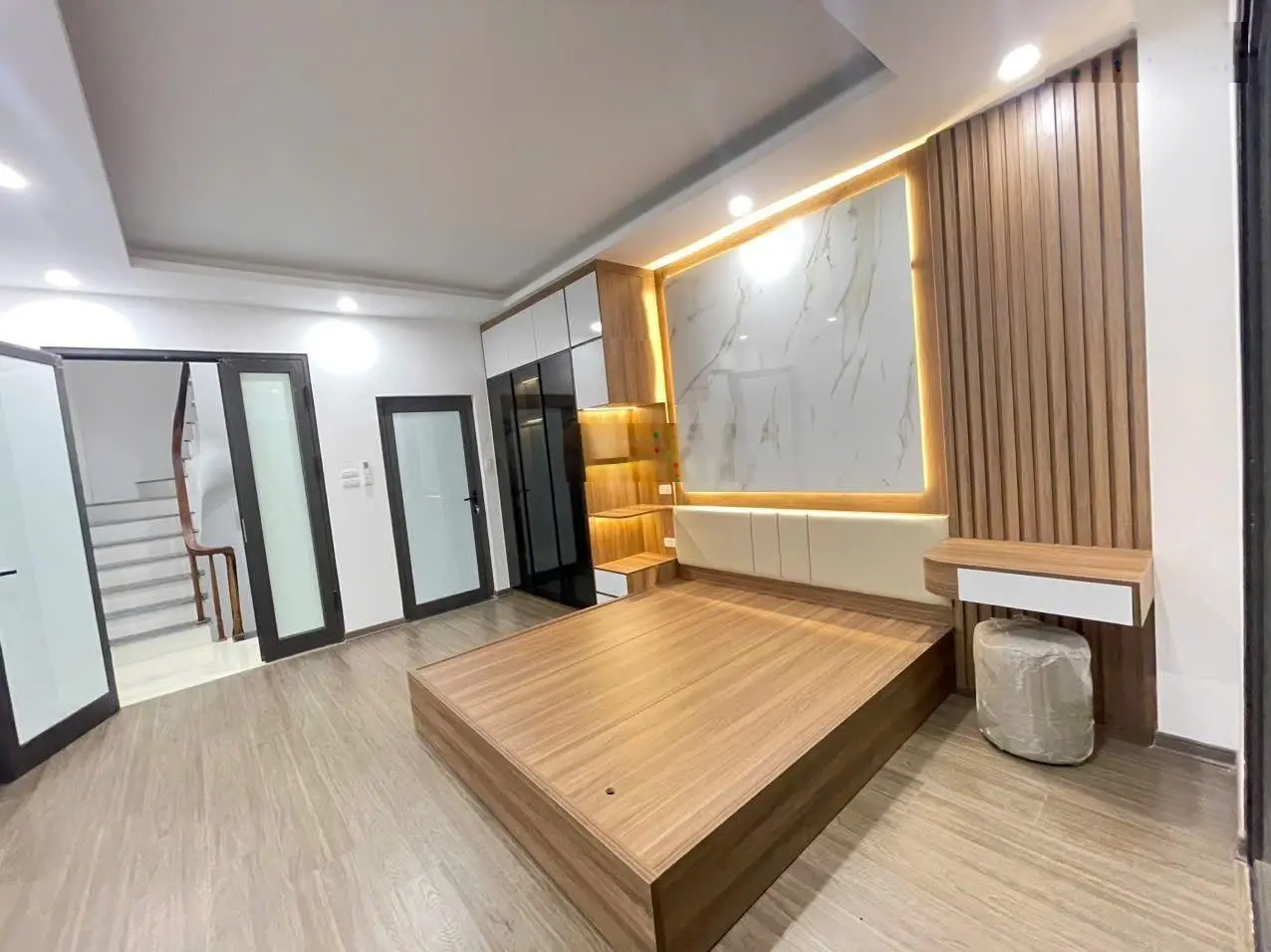Nhà mới ở ngay phố định công hoàng mai 35m 5 tầng mặt tiền rộng, ô tô đỗ gần chỉ 7,5 tỷ