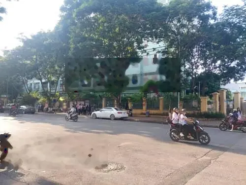 Bán gấp nhà phố Trần Quốc Hoàn 88m2 19.X tỷ, lô góc 3 thoáng, phân lô ô tô tránh, thang máy.