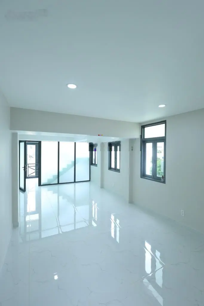 Bán nhà mặt tiền Trương Định Q. 3, 5 tầng, thuận tiện KD, cửa sau HXH