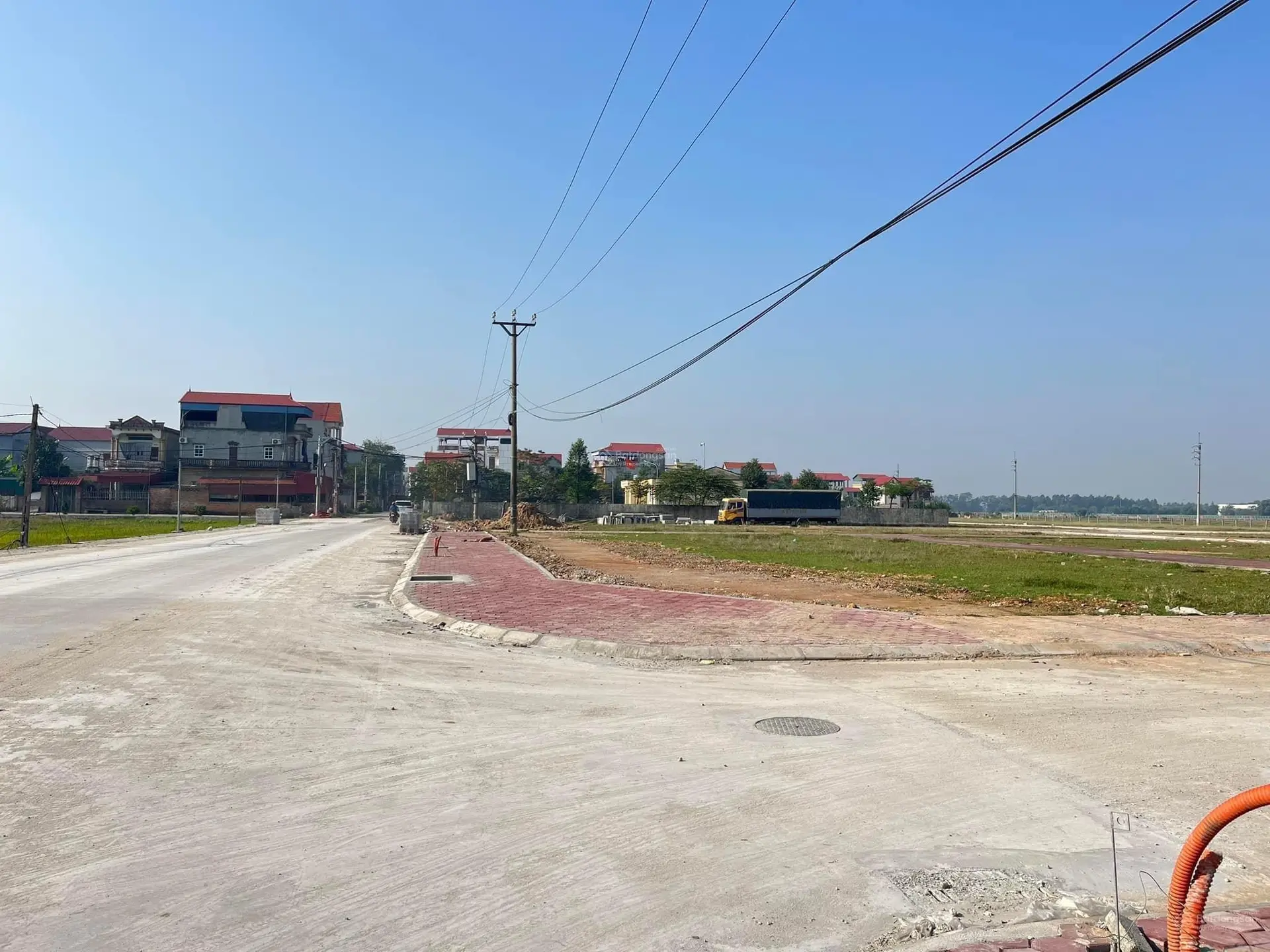 Nhỉnh 3 tỷ có ngay lô đất đấu giá gần Vành Đai 4. Đường + vỉa hè khoảng 12m