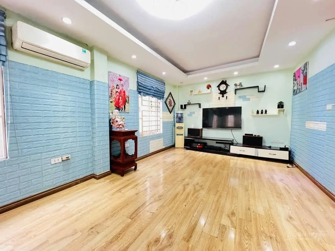 Bán nhà phố Kim Giang DT 40 m x5 t mặt tiền 5.68 m giá 7.75 tỷ .