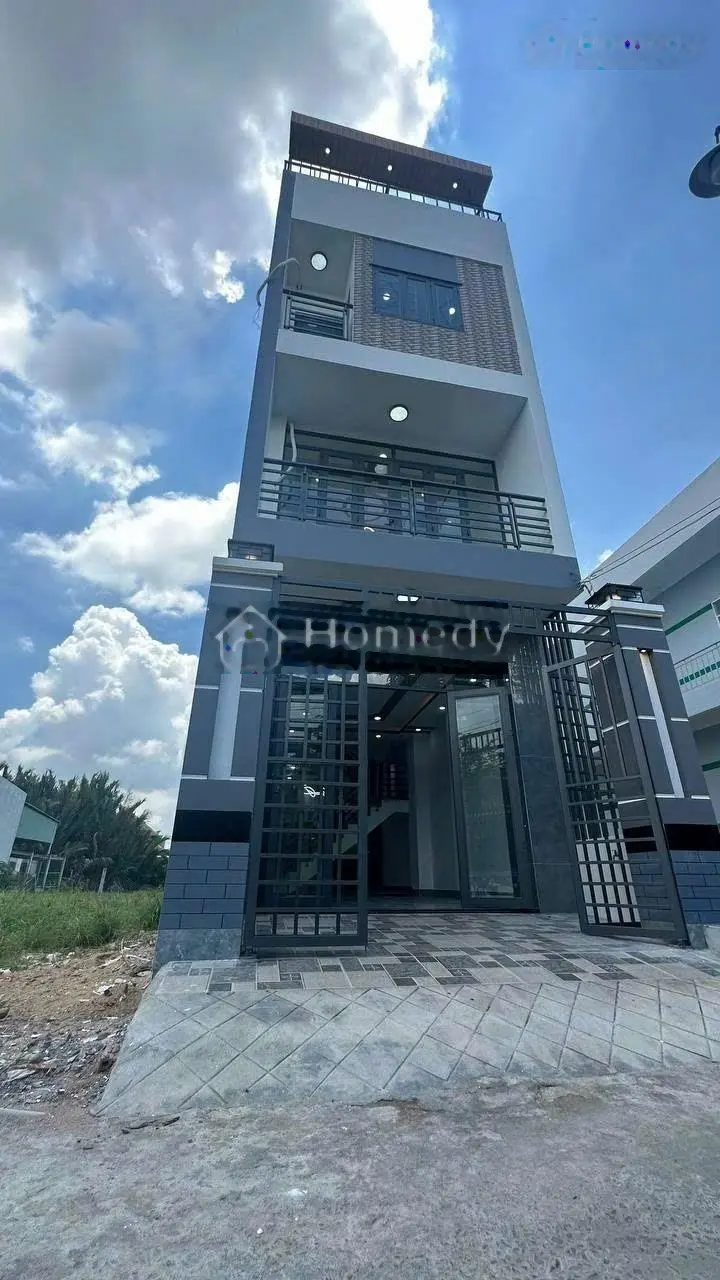 Nhà 4 tầng thuận tiện kinh doanh cách chợ Cần Đước 500m, SHR sang tên công chứng ngay